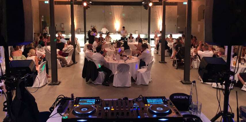 DJ ANUSCH, Ihr DJ für Hochzeit & Event über die Kunst, alle Generationen auf der Tanzfläche zu vereinen