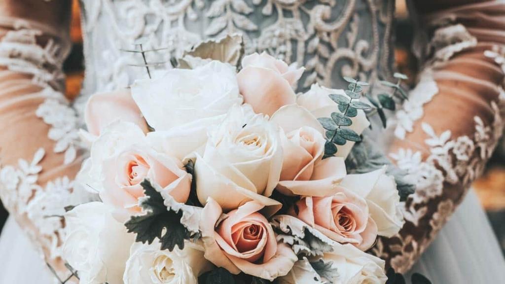 Brautkleid mit Blumenschmuck